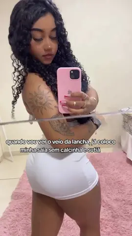 quando vou ver o veio da lancha, já coloco minha saia sem calcinha e sutiã 