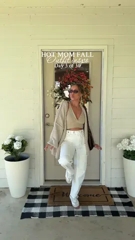 We love a cute and casual fall outfit! These barrel jeans are so good that I have them in 3 colors! Definitely a need!! #barreljeans #jeansoutfit #fallfashion #falloutfits #casualstyle 