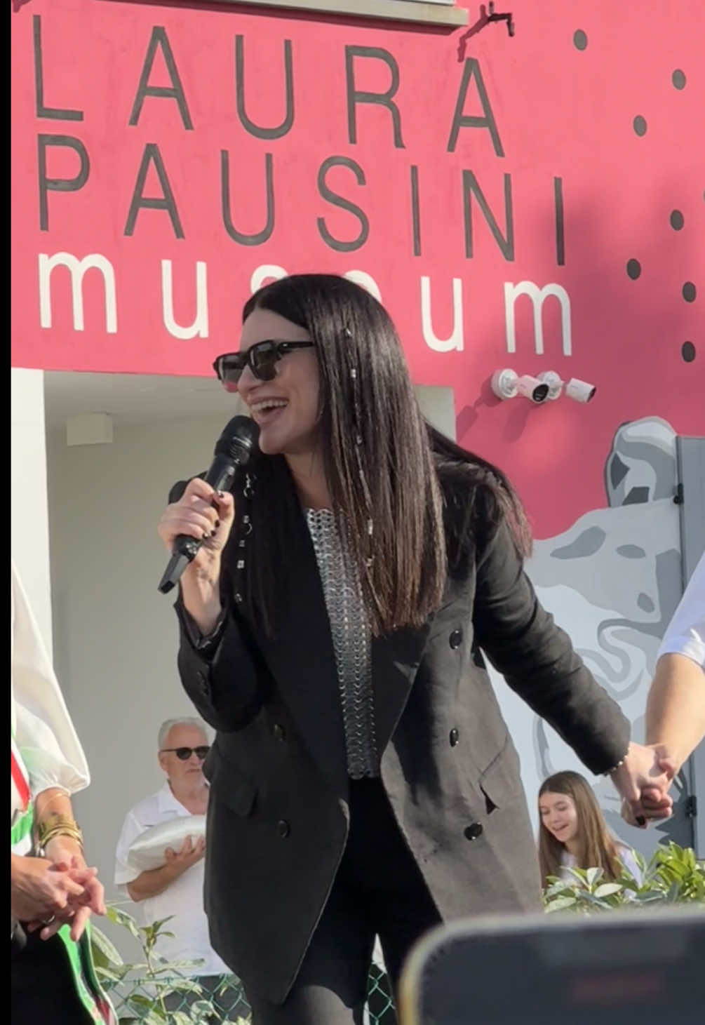 Ricordati di onorare le feste 🎈  - Inaugurazione Laura Pausini Museum -  #laurapausini #laura4u_official #neiperte #laurapausinimuseum @Laura Pausini 