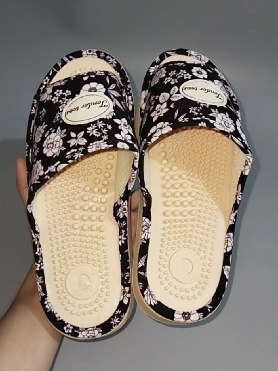 Sarap sa paa. Perfect para kay Mama, Papa, Lolo't lola. #massageslippers #indoorslippers #footmassage #slippers 