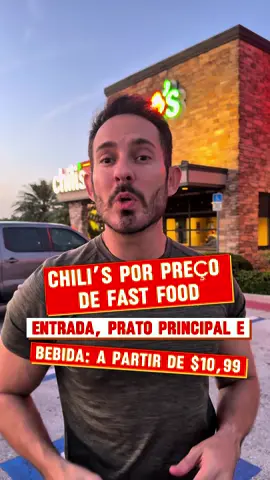 Promoção do Chili’s aqui nos Estados Unidos 👉 a partir de $10,99 você escolhe uma entrada + prato principal + bebida já incluídos no valor. 💡 A gente já tinha testado antes e voltou porque realmente vale a pena! Por esse preço, muitas vezes fica até mais barato do que comer em um McDonald’s da vida — só que aqui você tem um combo completo de restaurante: bebida, entrada (a gente pediu as tortilhas, que são enormes e não são apimentadas) e prato principal (o hambúrguer que pedimos não é apimentado e vem com batata frita). 🍔 O prato que mostramos no vídeo custou $14,99, porque era um sanduíche duplo com duas carnes. Mas você encontra várias opções no cardápio: massas a partir de $16,99, carnes por $16,99 e claro os combos de $10,99. 👀 Importante: o Chili’s é restaurante com garçom, então por educação aqui nos EUA é de praxe dar tip (gorjeta) de 15 a 20%. Não é obrigatório, mas não dar é considerado falta de educação. 📍 Não coloquei endereço porque tem um Chili’s em praticamente cada esquina de Orlando. É só abrir o Google Maps e achar o mais perto de você. 👉 Você já foi no Chili’s?