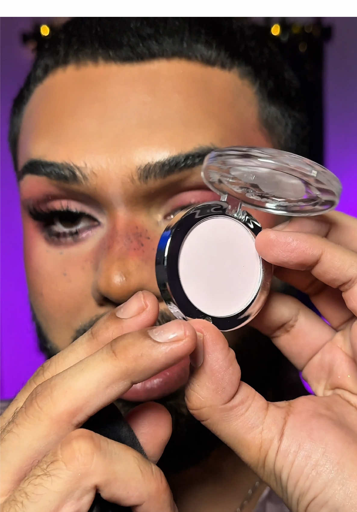 I got the viral FLORTTE pressed brighter POWDER!  LETS FIGURE OUT HOW TO USE HER  #tiktokshopcreatorpicks #settingpowder #firstimpression  #brighteningpowder #flortte 