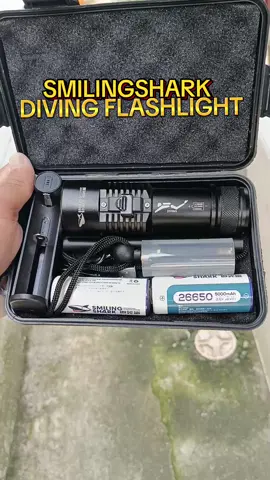 SmilingShark Diving Flashlight: Matibay at maaasahan para sa iyong mga adventure sa ilalim ng tubig! Hindi lang ito pang-diving, pwede rin sa camping o kahit saan. May 10000mAh na baterya, malakas ang 5000LM na ilaw, at may 3-year warranty pa! Sulit na sulit sa presyong P1,221.00. I-add to cart na at bilhin ngayon!#Flashlight #Diving #Rechargeable #Underwater #Waterproof 