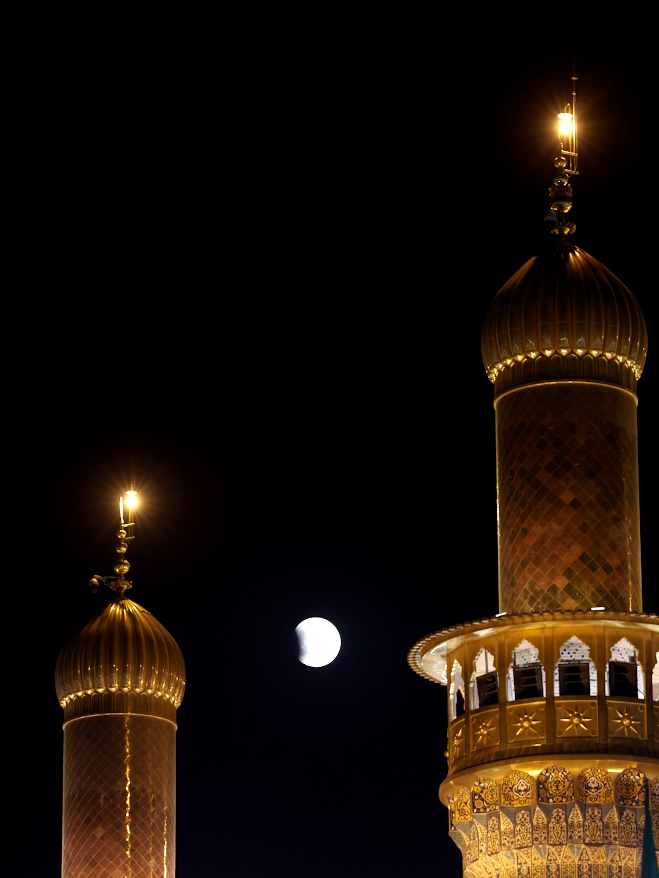 سماء العتبة الكاظمية المقدسة تشهد خسوف القمر، لحظة روحانية تتجلى فيها عظمة الخالق ⏳ الأحد ١٤ شَهرِ ربيع الأول ١٤٤٧ هـ ٧\٩\٢٠٢٥م 📡 #قناة_الجوادين 🏴 #العتبة_الكاظمية_المقدسة 🕋 #على_صراط_أحمد 🌍 #١٥٠٠_سنة_رحمة_للعالمين