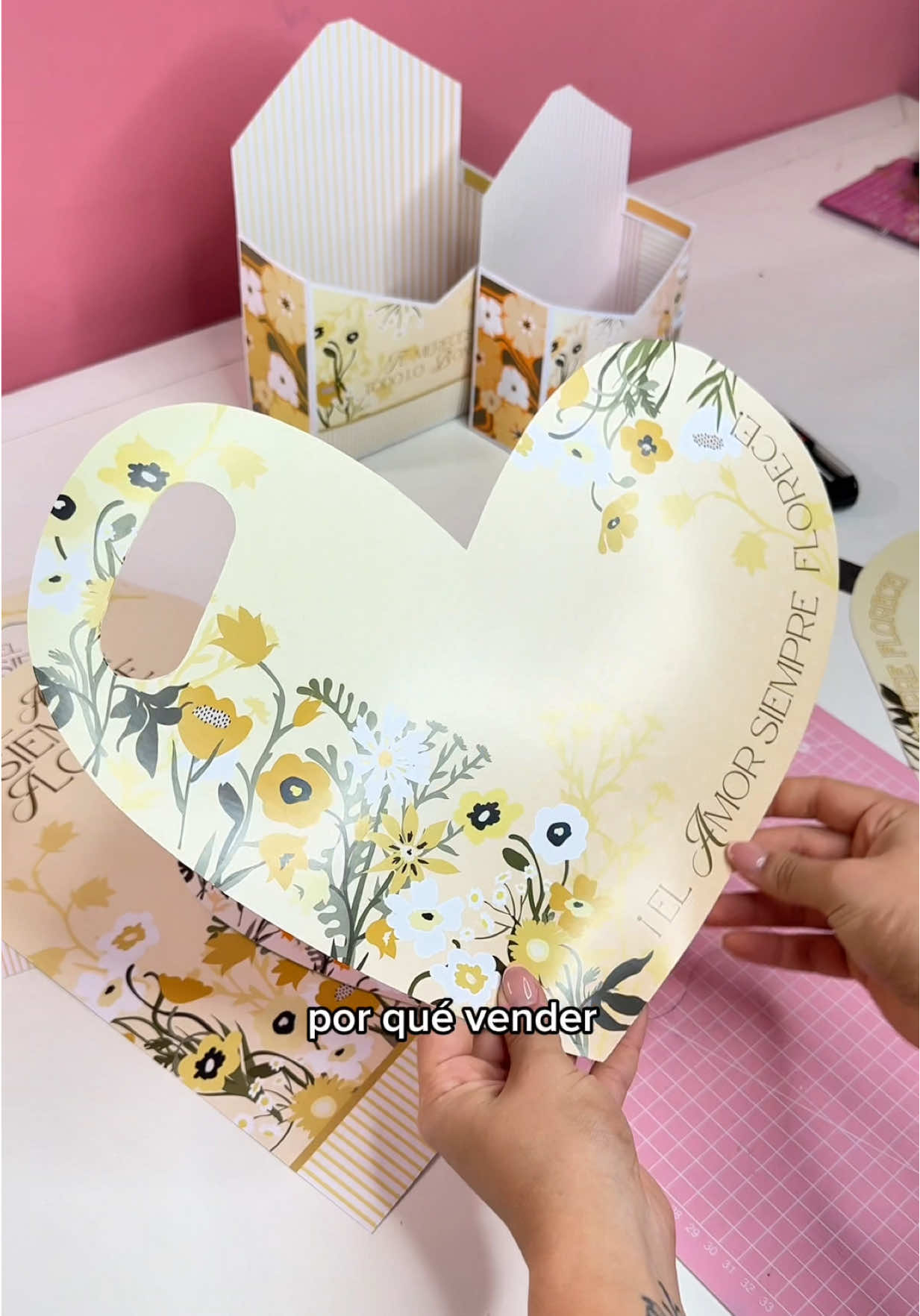 diseñadas para que tus creaciones luzcan hermosas, profesionales y listas para vender. 💛 el pack a sólo 6$ Con este pack obtienes: 	•	Diseños listos en A3, A4, PNG y Silhouette. En 2 medidas distintas dependiendo de cómo las desees 	•	Video paso a paso para armarlas fácilmente. 	•	Archivos pensados para imprimir en casa o en imprenta, con tips de papel y gramaje. #regalosoriginales #regalospersonalizados  #flores #floresamarillas    #creatorsearchinsights 