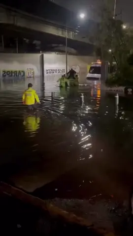 Tiempo de vals 1,2,3  1,2,3 #soloenmexico #inundaciones #chayanne #comedia 