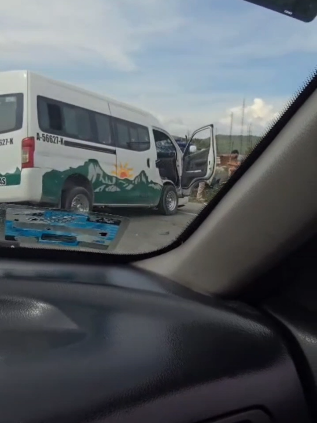 🚨🚐 Accidente en la Pachuca–Sahagún: choque entre urvan y auto particular rumbo a la capital hidalguense  By El Cardinalito  Se registró un fuerte choque entre una urvan de la ruta Trinidad Santa Cruz–Pachuca y un auto particular sobre la carretera Pachuca–Sahagún, con dirección a Pachuca, justo antes de llegar a Hacienda Margarita. 📍 El percance ha generado tráfico lento en la zona 🚦, por lo que autoridades piden a los automovilistas tomar precauciones y manejar con cuidado. 🚔🛑 Hasta el momento se desconoce el número de personas lesionadas, pero cuerpos de emergencia ya se encuentran en el lugar brindando apoyo. 🚑👮🏻‍♂️ ⚠️ Maneja con precaución y respeta los límites de velocidad.