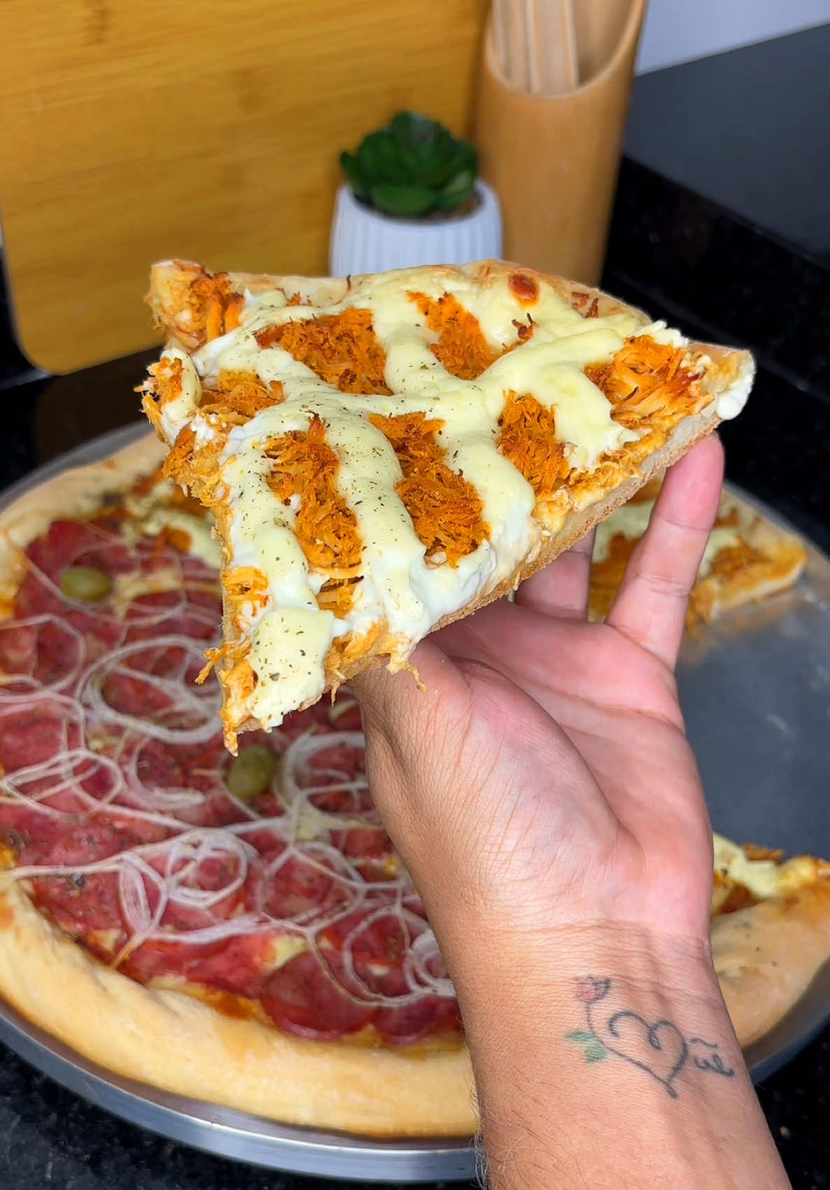 Noite da pizza, vou te ensinar a fazer a melhor e mais fácil massa de pizza pra ti fazer aí na tua casa também.  300ml de água normal 2 colheres de óleo  2 colheres de açúcar  1 colher rasa de sal  1 sachê de 10g de fermento biológico  Aproximadamente 500g de trigo  #massadepizza #pizza #pizzaemcada #noitedapizza 