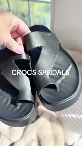 Achy feet and foot pain is no fun and these Crocs Getaway sandals have helped me so much! @Crocs  #crocssandals #achyfeet #sorefeet #crocsgetawaysandals #archsupport 