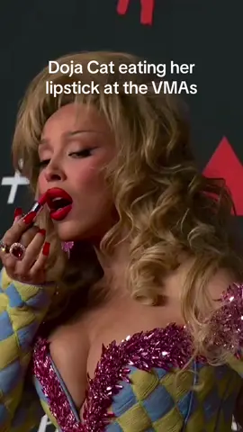 Doja Cat looks incredible at the VMAs red carpet! #VMA #MTV #mtvvma #mtvvmas #DOJACAT 
