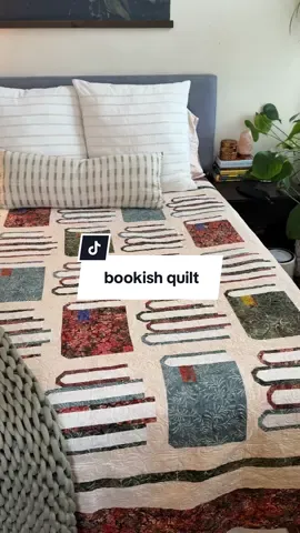 coolest. gift. ever. so unbelievably grateful for this quilt!!! 🥹 #bookishquilt #bookquilt #quilt #quiltingtiktok 