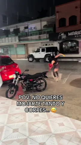 Lo mejor fue vivirlo en primera fila como la familia del carro que hasta les abrió campo pa’ correr🤣🤣🤣 @Fer de anda @anacristinacerrr #soloqueriamosbajonear #caida #moriaderisa 