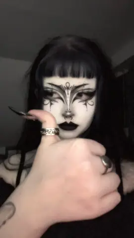 🧍🏻‍♀️