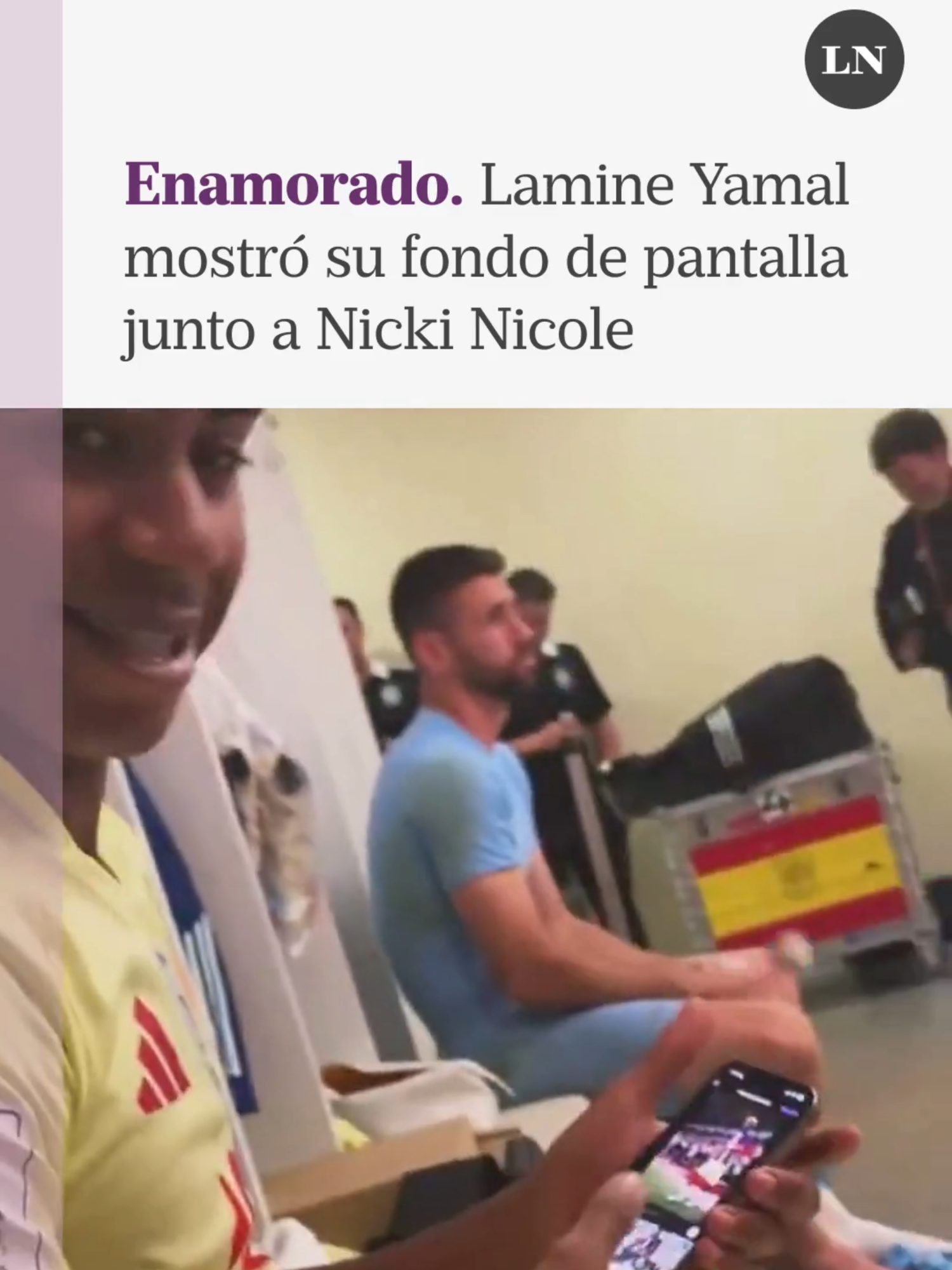El futbolista de Barça, Lamine Yamal, mostró su fondo de pantalla junto a la cantante Nicki Nicole. En el video, filmado por uno de los amigos del jugador, se lo puede ver al joven de 18 años sonriendo a su celular y posteriormente mostrando la imagen de fondo de pantalla en la que se lo ve junto a su enamorada.  #NickiNicole #LamineYamal #Barça