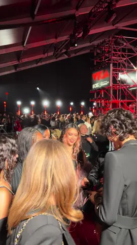 Sombr has Katseye cracking up on the MTV #VMAs red carpet ❤️