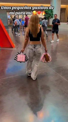 Amo ir de compras 🥰😍#victoriassecretfashionshow #pasarela #shopy #🛍️✨🎀 