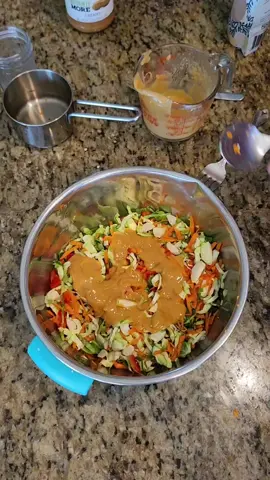 Crunchy Thai Salad Una rica combinación de vegetales crujiente, con cacahuate con un toque dulce y picante Ingredientes: Col o coles de Bruselas (rebanado) Zanahoria Pimientos Apio cilantro Aderezo spicy de cacahuate Limon ACV Sal Organic peanut butter Miel de maple Mezclamos Incorporamos los ingredientes Y a Disfrutar ¡¡Esta deliciosa!! . Y si te gusto la receta, sígueme para más recetas como esta Share Love  #shewise #shewisenutrition #summersalads #crunchythaisalad  #nutriologa-chef #sabidurianutritiva 