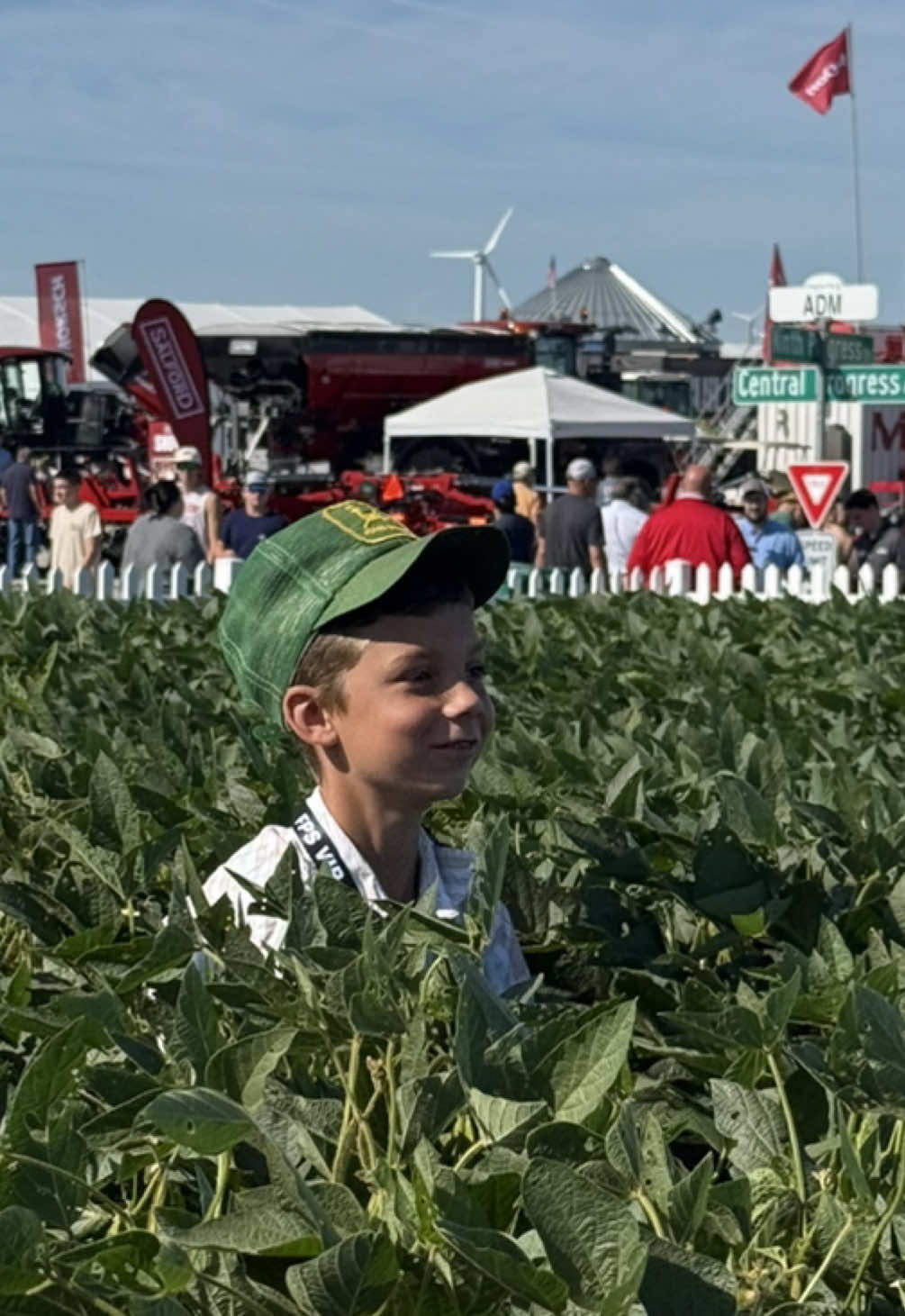 Always interesting to hear Jackson’s conversations with other fellow farmers or ag enthusiast checking out a new tractor or just chatting about farming in general  at farm shows. #justajacksonthing#makefarmingfun#farmlifef#farm#farmtok