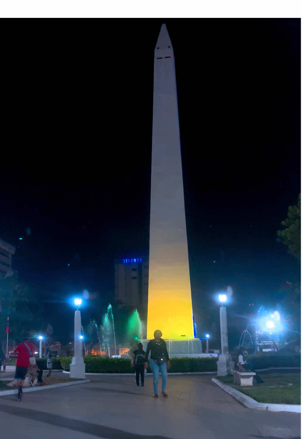 SÚBELE EL BRILLO 🔆 A TU PANTALLA Y DISFRUTA💙🖤⚡️ #maracaibo #plazadelarepublica #anochecer #viral #viralidad 