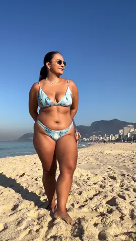 Você já percebeu como, quando a gente se restringe em uma área da vida, acaba extravasando em outra? Eu mesma já me vi nisso várias vezes. Segurando emoções, vontades, até comida… e depois descontando nas compras. Como se aquela bolsa, aquele look ou aquela comprinha online resolvessem algo que, no fundo, é muito mais profundo. O problema é que a compra dá um alívio imediato, mas não resolve a causa. É como colocar um curativo num machucado que precisa de cuidado de verdade. E eu tenho tentado me perguntar antes de abrir o carrinho: eu quero mesmo isso? Ou eu só tô tentando preencher um vazio momentâneo? Porque autocuidado também é olhar pra essas escolhas. É perceber quando a gente tá gastando energia (e dinheiro) pra aliviar algo que precisa ser resolvido de outro jeito. #vidareal #saudemental #autoestima #corporeal #corpolivre 