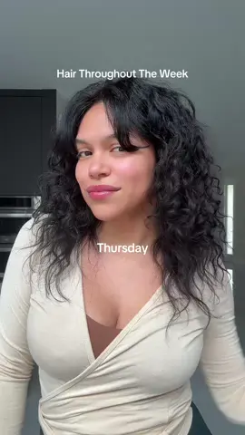 that curly too blow out transition through the week 🙈 #hairthroughtheweek #curlyhair #wavyhair 