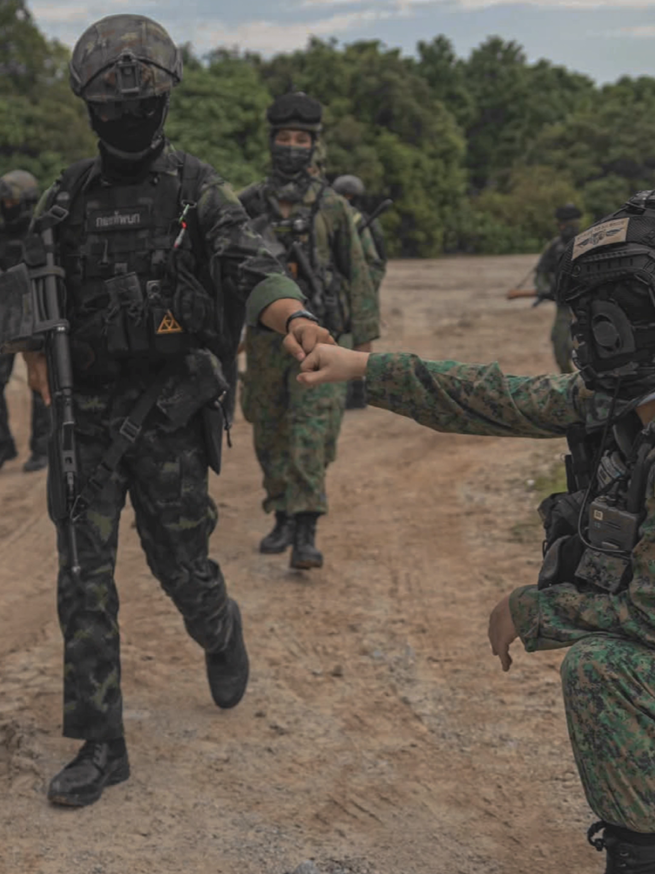 กองพันจู่โจมเป็นหนึ่งในหน่วยที่ไปปฏิบัติภารกิจที่ ภูมะเขือ ในการปะทะ ชายแดนไทยกัมพูชา และเป็นหน่วยหลักหน่วยหนึ่งที่เข้าตีฐานปฏิบัติการของกัมพูชาบนภูมะเขือจนสามารถผลักดันทหารกัมพูชาออกไปได้สำเร็จ กองพันจู่โจมเป็นหน่วย Direct Action มีภารกิจในการโจมตีด้วยความรวดเร็วและรุนแรงเป็นหลัก #ทหารไทย #กองทัพบก #กองทัพไทย #กองพันจู่โจม #สามเหลี่ยมปีศาจ 
