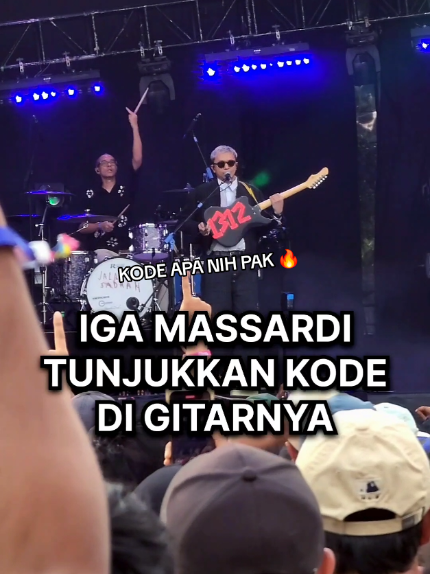 Iga Massardi pamerkan stiker kode di balik gitarnya saat memainkan lagu Etalase bersama Barasuara di Pestapora . Tepatnya di hari terakhir, Minggu 7 September 2025 di Gambir Expo Kemayoran Jakarta . Kode apa tuh mas, aman aman sampe rumah 🔥 . #barasuara  #pestapora  #konserjakarta  #1312  #acab 