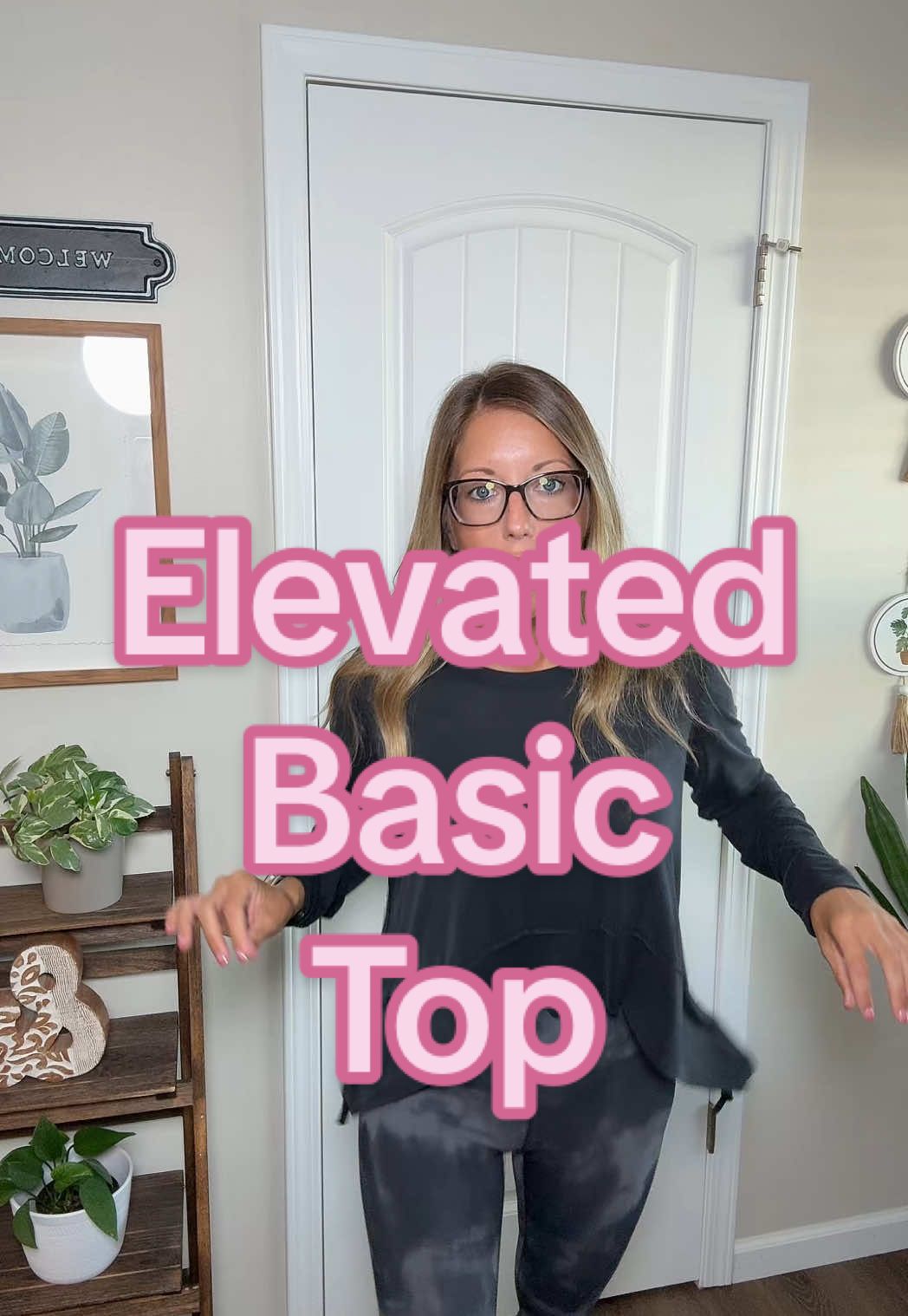 🖤 love a basic top with a little flair 👌  #athletictop #basictop #athlesuire #comfytop #flowyshirt #topsforleggings #longsleeve #leggingsoutfit 