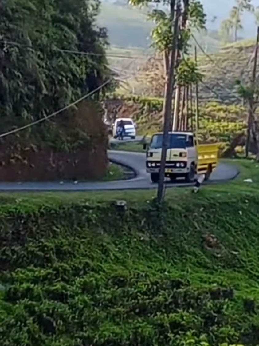 Syahdunya jalan di Sukanagara, Cianjur. Sekarang sudah mulus dgn view terbaiknya. #cianjur  #cianjurselatan  #sukanagaracianjurselatan  #kebuntehsukanagara 