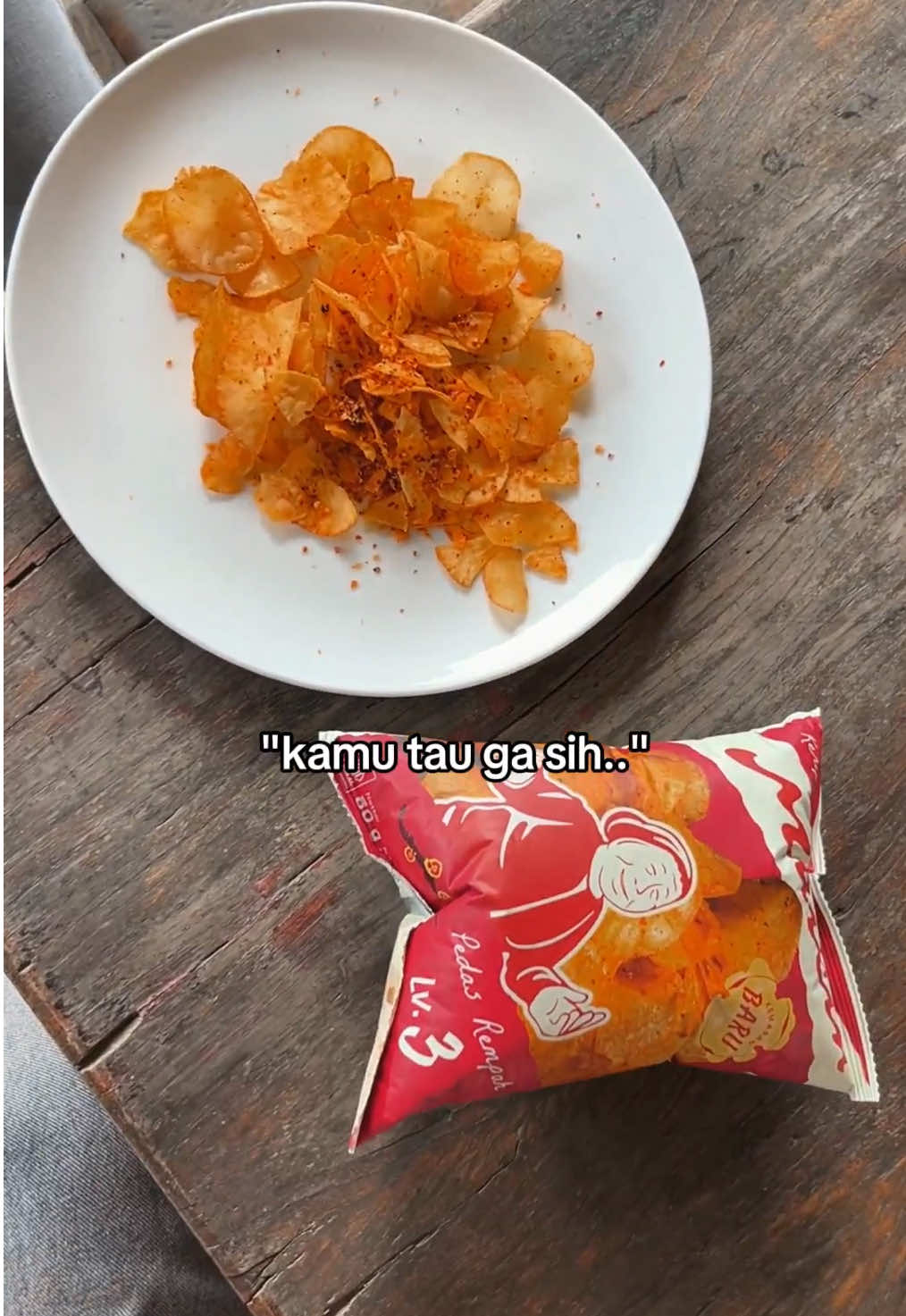 Kadang intel tuh ga selalu jadi tukang baso. Seringnya bisa ditemui di tengah perkumpulan eceu - eceu rumpi samblik makan kripik pedas 🙏🏽😅😭🤜🏼🤜🏼😂😂  #maicih #snack #keripiksingkong #jelajahipedasrempah #pedasseuhah    