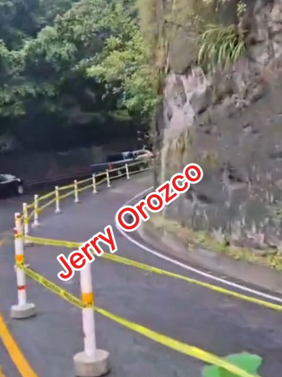 precaución vecinos. #lluvia #vocero #trafico #viral #derrumbe 