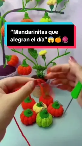 “Mandarinitas que alegran el día”😱😍 ✅ Consigue +600 patrones de amigurumis ahora mismo visitando el enlace de mi perfil 👀😍  #Crochet #amigurumi #frutas #tejercrochet #mandarina 