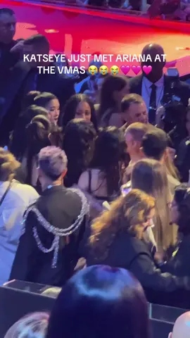 I ADORE THEM SO MUCH AW PRECIOUSSSS #katseye #arianagrande #vmas @KATSEYE 