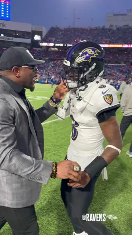 Ray Lewis hyping up Lamar Jackson. Baltimore legends!! 🐐 #nfl #ravens #baltimoreravens 