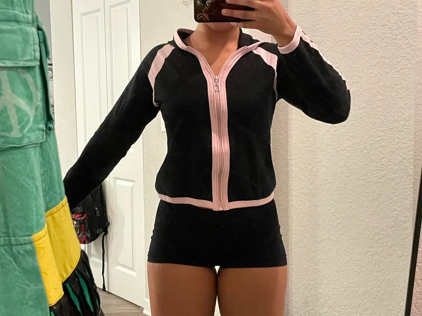 Help do I take the sleeves in too or?!?? They’re short btw #sewing #thrift #thriftflip 