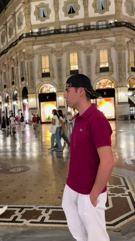 Spero non si sia capito niente dal labbiale 👄🤣 #italy #milan #galleriavittorioemanueleii 