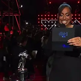 ليسااا فازت بجائزة  Best K-Pop في حفل VMAs سوتها الملكة للمره الثلاثههههه 😭😭😭#fyp #vmas #lisa #kpop #foryou 