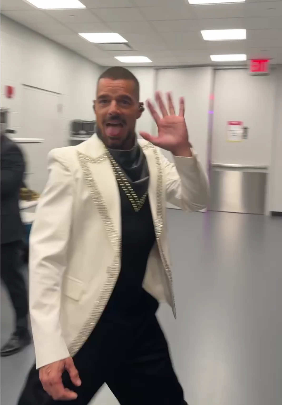 HEY RICKY!!!!!! 🥵🔥 THE FIRST-EVER LATIN ICON AWARD WINNER HAS ENTERED THE BUILDING!!!! 🏗️🚨