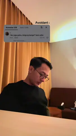 'Aku sendiri gak tau, aku bingung bgt' 'Aku ga tau apa yg sebenernya aku mau' 'Aku ga tau cara nunjukinnya' Avoidant. Selain dia bingung dengan dirinya sendiri, dia juga bingung bagaimana cara nunjukin perasaan yang dia punya, bingung untuk mengekspresikan apa yang dia mau, takut akan penolakan, takut dianggap terlalu excited, takut terlalu bergantung sama pasangannya. #avoidant #avoidantattachment #anxious #anxiousattachment #Relationship 