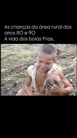 Nos anos 80 e 90, milhares de crianças e adolescentes acordavam às 4h da manhã para enfrentar o sol, o corte da cana e a dureza da vida no campo. Enquanto algumas assistiam TV Colosso, outras empunhavam facões. 🌱 Uma infância no canavial • Crianças de 8, 10, 12 anos eram mão de obra comum nas lavouras • Trabalhando em jornadas de até 10 horas por dia, expostas ao calor, fuligem e acidentes • Muitas nem sabiam ler, mas já contavam toneladas de cana para ganhar por produção • O esforço físico era brutal: quilos de cana por dia, desidratação, ferimentos e cansaço extremo 📉 Por que acontecia? • Miséria extrema no campo • Falta de fiscalização e políticas públicas • Escolas distantes ou inexistentes • Os próprios pais, também trabalhadores, não tinham alternativas 📜 O que mudou? • A partir dos anos 2000, programas de erradicação do trabalho infantil ganharam força • Maior fiscalização no setor sucroalcooleiro • Incentivo à mecanização da colheita • Mas o fantasma do trabalho infantil ainda resiste em algumas regiões rurais 🧠 Uma memória incômoda Essas crianças não tiveram infância. Tiveram calos nas mãos, fome no estômago e dívida no futuro. São parte invisível da nossa história mas sua força moldou o Brasil que temos hoje. 💬 Você sabia que crianças cortavam cana até recentemente? Comenta aqui: “Antes da escola, vieram os facões.” 👇👇👇 #crianca #infancia #criança #anos80  #anos90 