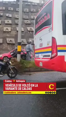 #Antioquia | Accidente con volcamiento en la variante Caldas En la tarde de este domingo se registró un accidente de tránsito en la variante Caldas, sentido norte–sur, a la altura del sector conocido como Cocorollo. Según los primeros reportes, un vehículo particular perdió el control y terminó volcado sobre la vía, lo que generó congestión vehicular en el corredor. Las autoridades de tránsito atendieron la emergencia y estuvieron regulando el tráfico mientras organismos de socorro verificaban si hubo personas lesionadas. 📲 Más información en www.lachivaalerta.com #NoticiasAntioquia #NoticiasHoy #Actualidad #Accidente 