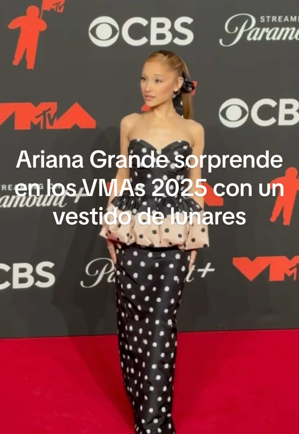 Claro que @arianagrande no podía faltar en los #VMAs de esta noche. La cantante ha llegado y lo hizo con un #look de #moda y #belleza que captó la atención: un vestido Fendi de lunares complementado con joyería Swarovski. #ArianaGrande 