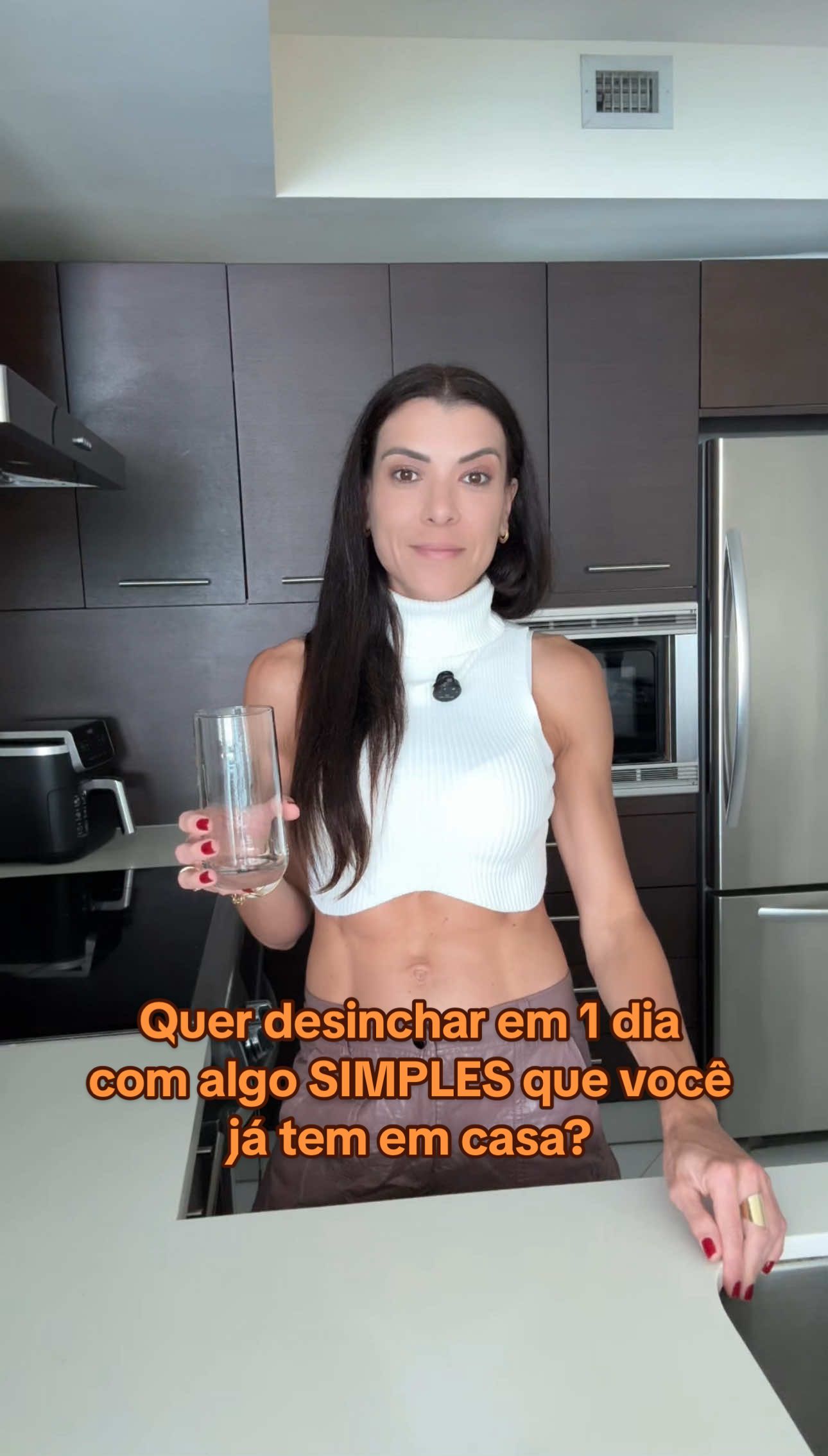 Essa é a minha receitinha mágica pra desinchar rapidinho: espremo 1 limão, misturo com água morna e adiciono uma pitadinha de sal rosa. Por quê funciona? O limão é tipo um super-herói que ajuda o corpo a eliminar toxinas e estimula o intestino a trabalhar melhor. A água hidrata e dá aquele empurrãozinho pra mandar o inchaço embora. E o sal rosa? Ele equilibra os minerais do corpo, ajudando a regular a retenção de líquido. É simples, natural e funciona MUITO! Testa aí e me conta nos comentários o que achou! #DicaRápida #Desinchar #VidaLeve #Debloat #ferhutner