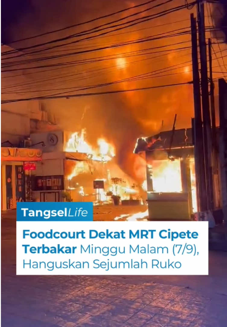 Kebakaran melanda foodcourt di Jalan RS Fatmawati, Cilandak, Jakarta Selatan, pada Minggu (7/9) malam.  Peristiwa ini terjadi jelang tengah malam sekitar pukul 23.39 WIB dan baru berhasil dipadamkan petugas pada Senin (8/9) dini hari pukul 02.50 WIB. Dalam video yang beredar di media sosial, api terlihat membakar bangunan yang berada tepat di seberang Stasiun MRT Cipete Raya Tuku. Hingga Senin pagi, warganet melaporkan lalu lintas di sekitar lokasi masih mengalami hambatan akibat sisa penanganan kebakaran. 📹 : X/feasttest, signaturedrinkkk - #tangsellife 