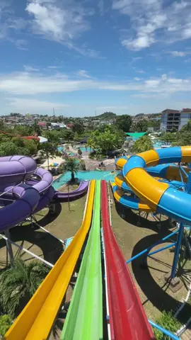 Liburan seru di Batam, minimal sekali seumur hidup cobain perosotan tinggi di waterpark ini. Walaupun deg2an asliii tp seruu bangeet. Bener2 menguji adrenalin ahahaha. Ini waterparknya kids friendly yaa, ada yg kolam khusus anak ada jg yg dewasa. Seluncuran dan wahananya juga terpisah. Jadi ga perlu khawatir.  Disini juga bisa sewa ban, sewa loker, bawa makanan piknik di area hijaunya, ada mushola, toilet, area menyusui, klinik & foodcourt juga. lengkap banget deh pokoknya. Bisa liburan sekalian family time nih. Ada yg pernah kesini jugaa? Bisa pesen tiket di tag lokasi jugaa ya 🤗 #waterpark #batam #waterparktop100batuaji #liburan #wisatabatam 