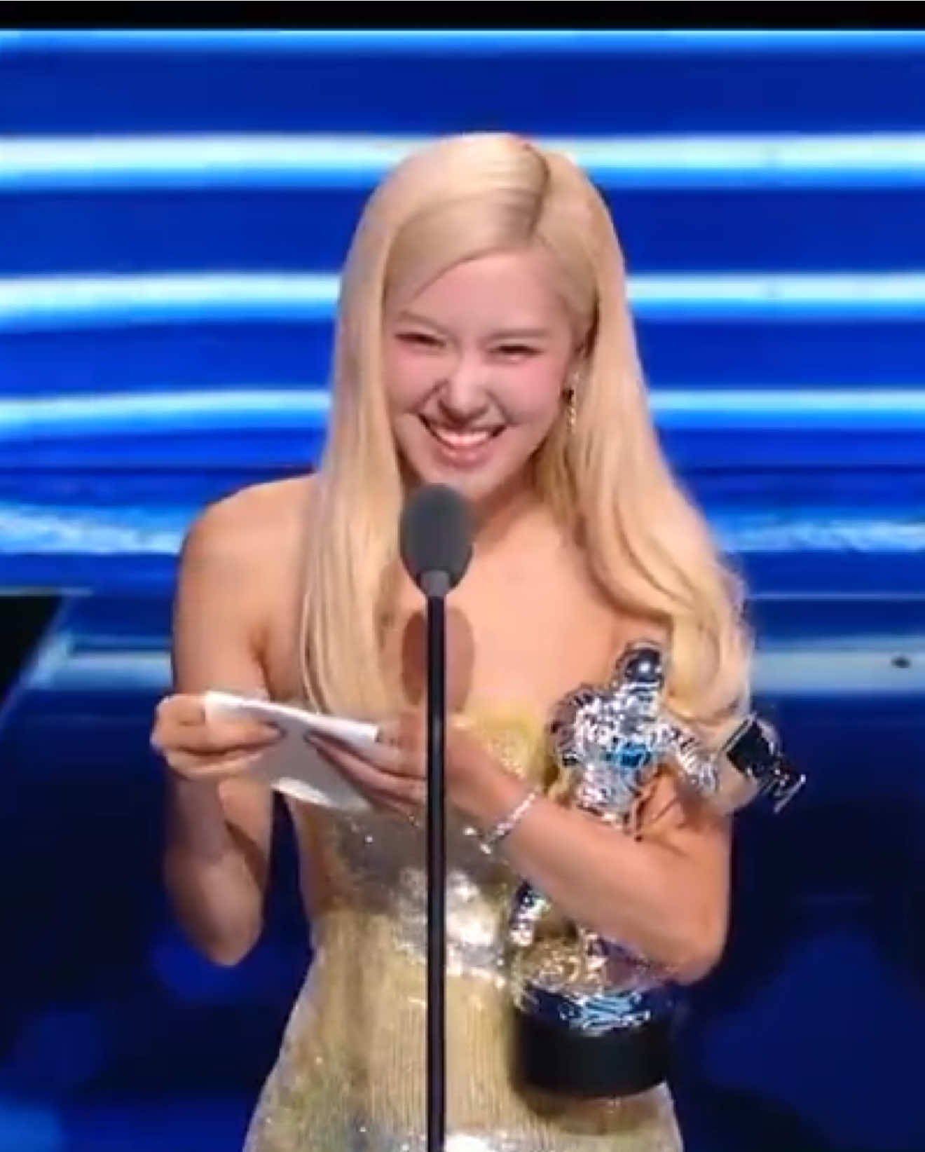 #ROSÉ accepting the “song of the year” award for “APT” (with bruno mars) at the 2025 #VMAs VMAS WINNER ROSÉ #ROSÉ_VMAs @ROSÉ 