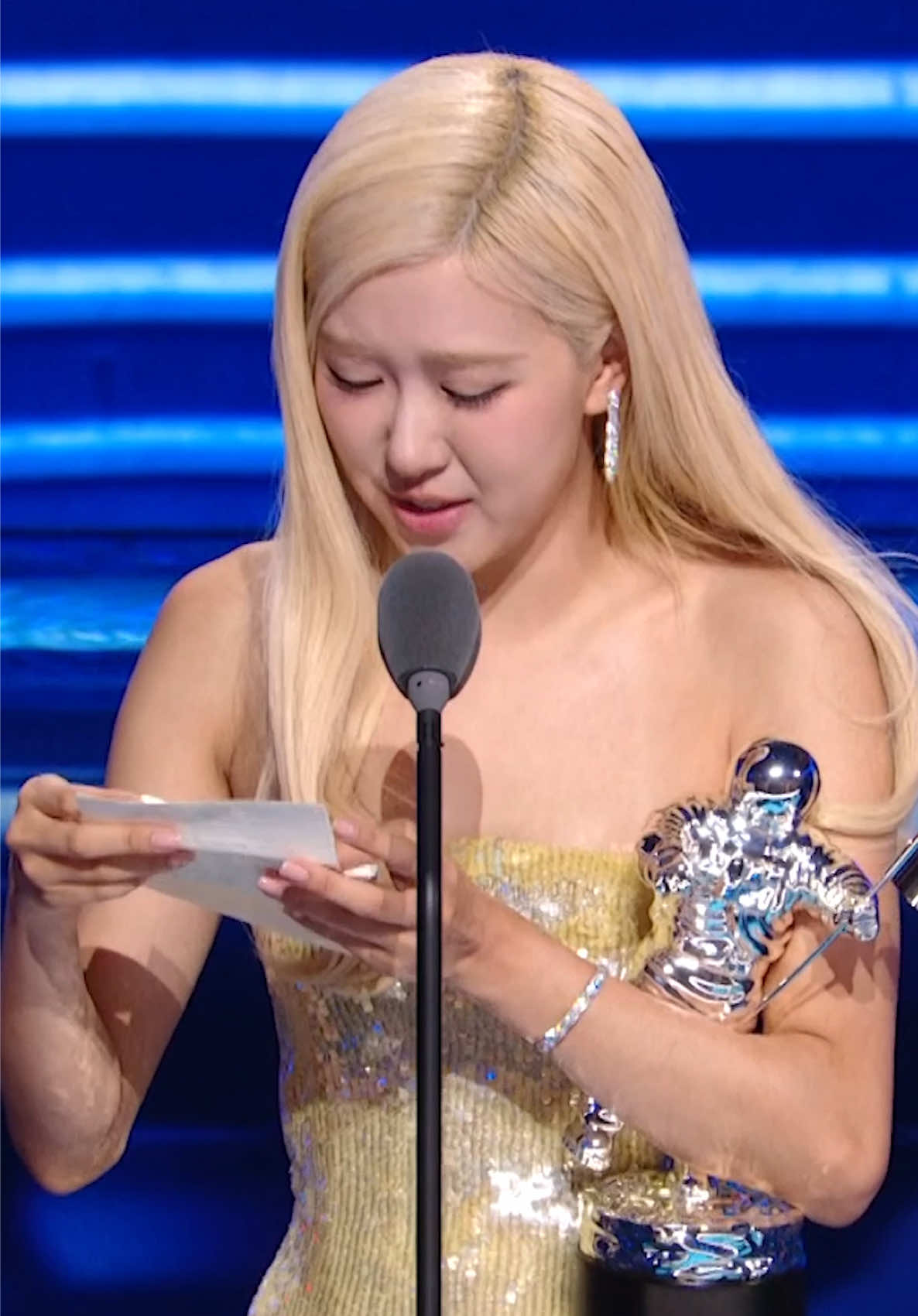 A truly historic win for @ROSÉ & @Bruno Mars 🥹💖 Your 2025 #VMA SONG OF THE YEAR winner is “APT.” 🏆