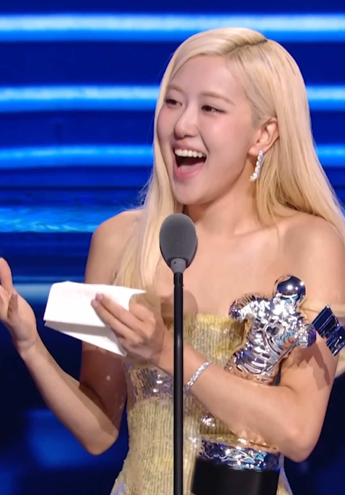 Rosé and Bruno Mars’ iconic song APT has won Song of the Year at the VMAs 😭👏🏆 APT FOREVER 🩷 #Rosé #BrunoMars #APT #BLACKPINK #VMAs 