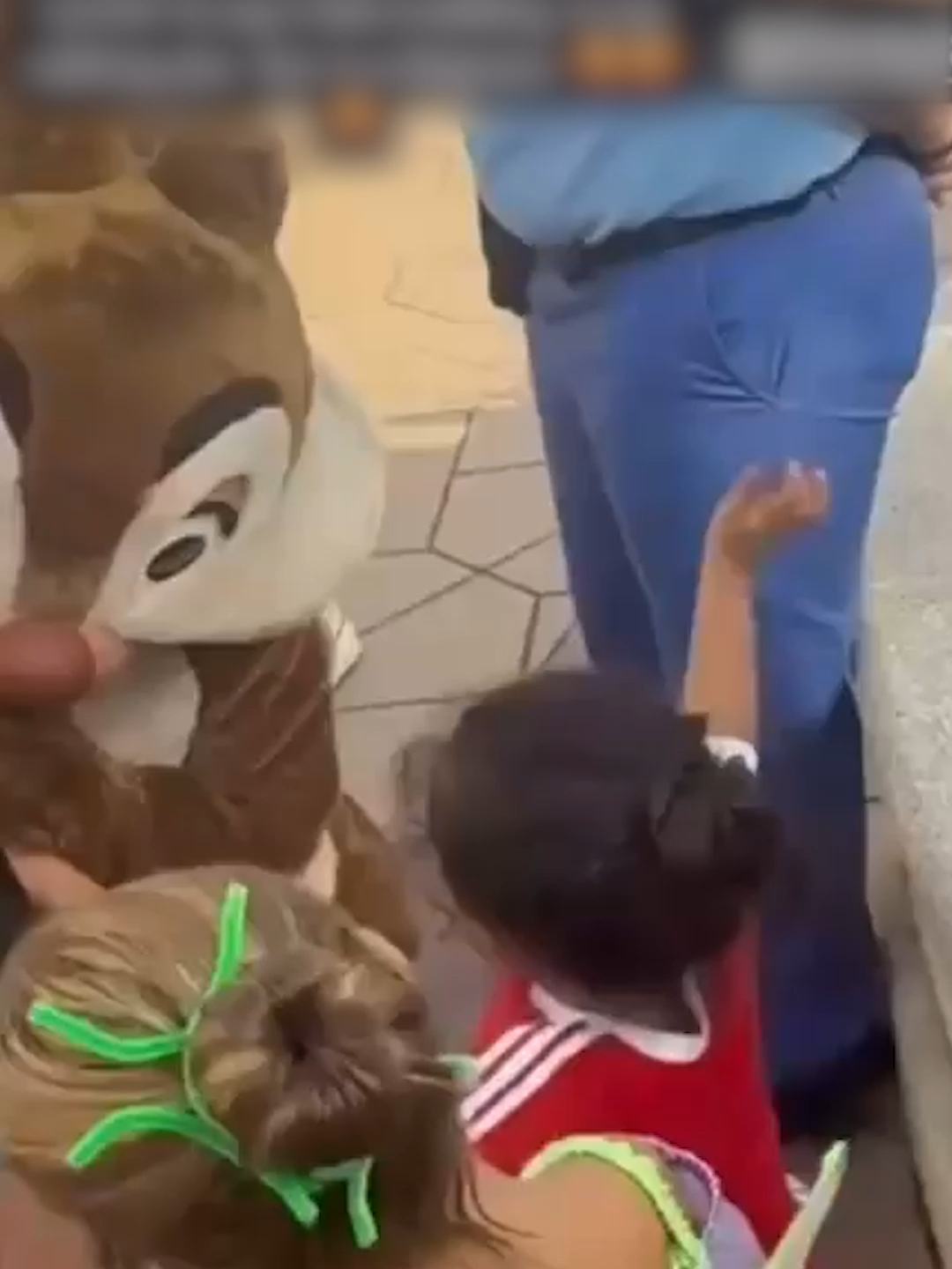 Raphinha, delantero del Barcelona, denuncia racismo de una botarga de Disney. #Latinus #InformaciónParaTi