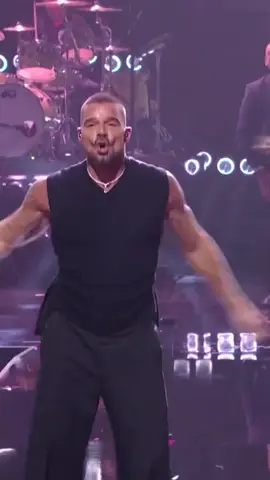 AAAAAA @ricky_martin 😍 #VMAs